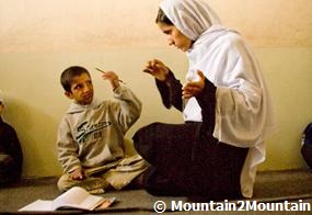 Un enfant afghan sourd apprend le langage des signes