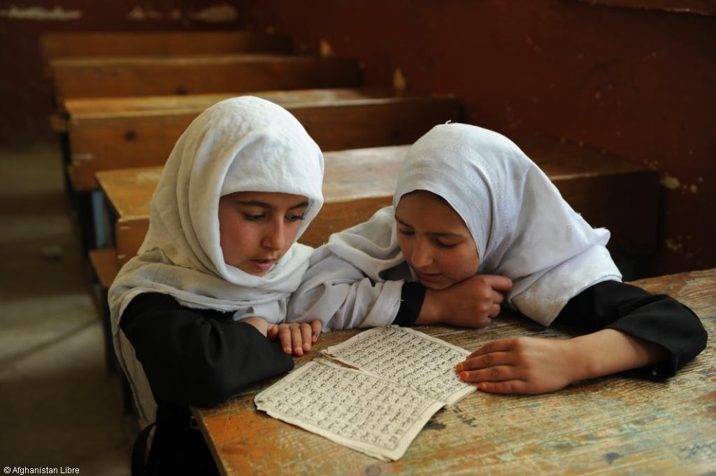 Deux jeunes Afghanes étudient à l'école