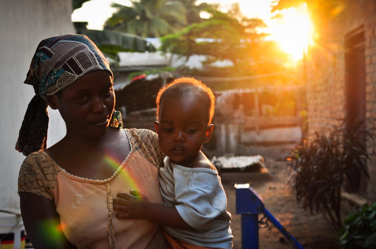 Une jeune mère avec son bébé en Tanzanie