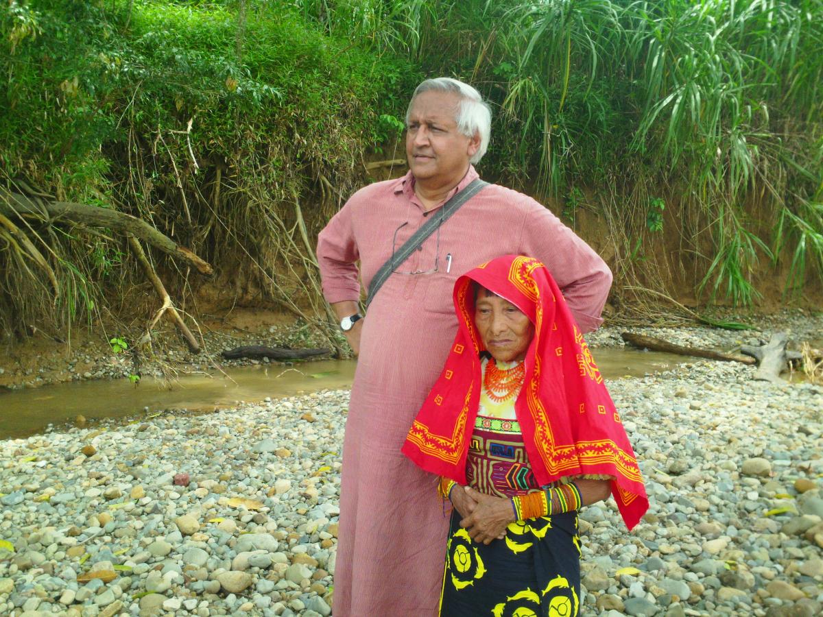 Bunker Roy of Barefoot College stands with rural woman