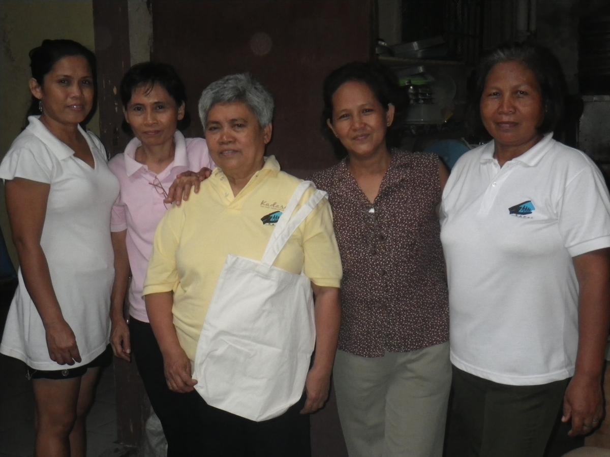 Groupe de femmes philippines fabrique des sacs en coton