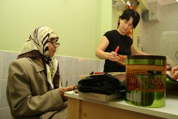 Turkish women work in çöp(m)adam's workshop