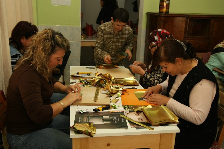 Women in Turkey benefit from employment in çöp(m)adam's workshop