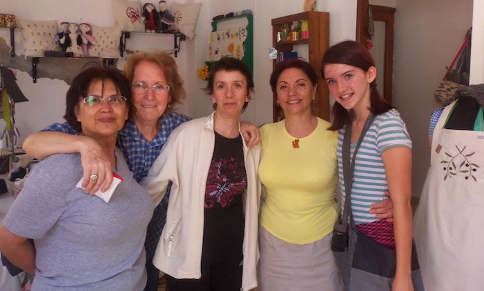 The women of çöp(m)adam's workshop