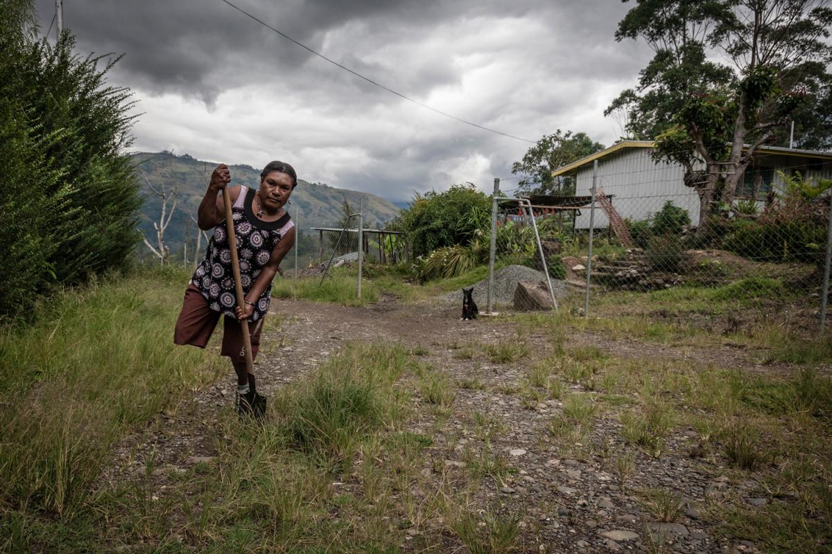 Hellen Alphons (about 38 years old), who lost her leg in 2005 in a fight with her drunk husband, Alai Kawa. Alai chopped out Hellen’s right leg with a bush knife in front of their young children.